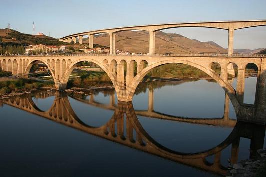 A ponte é uma passagem....jpg